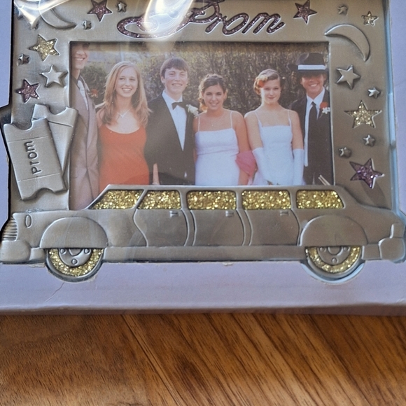 NIB Graduation & Prom Metal Picture Frame Set, 2 Frames For 4”X 6” Photos - Picture 3 of 3